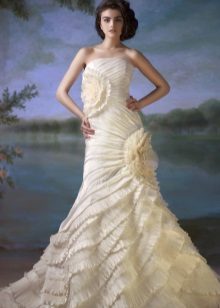 Kasal damit na may ruffles sa pamamagitan ng Svetlana Lyalina