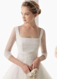 Square neckline sa isang katamtaman damit-pangkasal