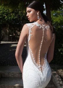 Beach wedding dress na may malalim na V-neck