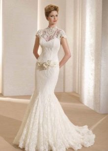Mermaid wedding dress na may maikling lace sleeves