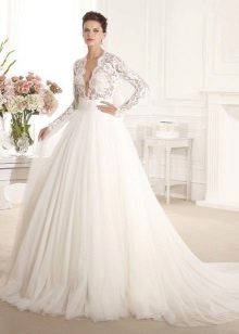 Kasal damit na may openwork manggas at mababang neckline