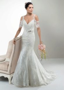 Mermaid wedding dress na may maikling lace sleeves