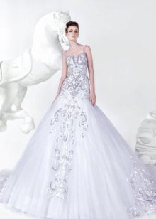 Mona Al Mansouri Wedding Dress na may Embroidery