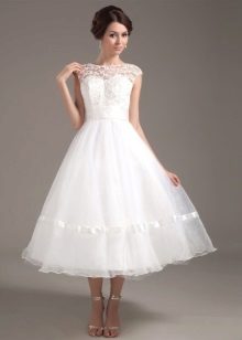 Midi Wedding Dress na may Closed Lace Décolleté