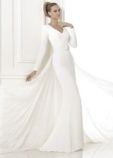 Isinara ang damit ng kasal na may malalim na neckline