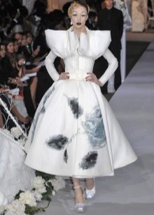 Wedding dress na may sleeves ng puff sa pamamagitan ng Dior