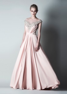 Gown na beige sa pamamagitan ng Pronovias