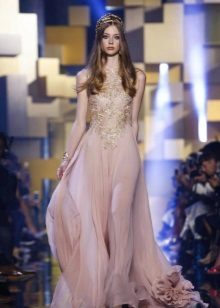 Gabi damit mula sa Elie Saab pink