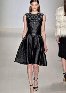 Ang maikling damit ng Tadashi Shoji