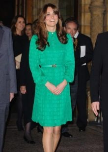 Si Kate Middleton sa isang maliit na damit ng esmeralda