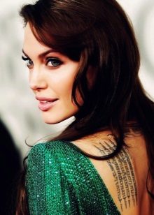 Angelina Jolie sa isang damit na jade