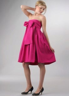 Red short sundress para sa mga buntis na kababaihan