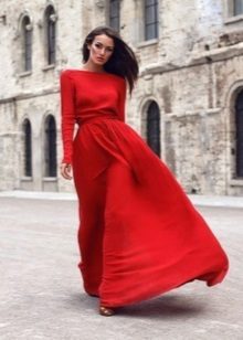 Red evening dress na may sleeves