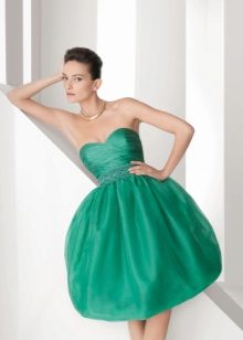 Short evening dress na may openwork sa itaas