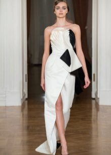 White dress na may mga itim na accent