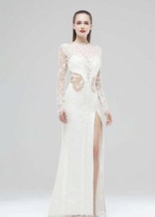 Isinara ng gabi ang puting damit na may isang neckline