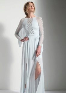 White evening dress na may slit and transparent inserts