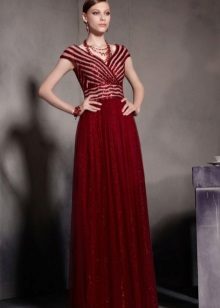 Magdamit ng burgundy na may mataas na baywang