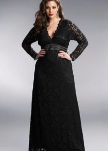 Lacy black evening dress sa isang sahig para sa buong