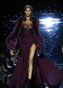Gabi na damit na may malalim na neckline at slit