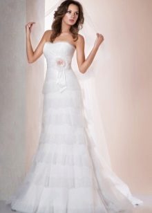 Magsuot ng damit sa kasalan na may tiered na puntas sa puntas
