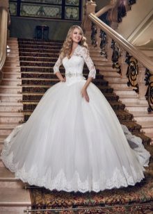 Dress sa kasal sa estilo ng isang prinsesa na may mababang baywang