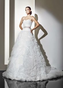 Wedding dress na may mga rosas mula sa Cupid Bridal