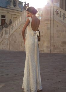 Straight wedding dress mula sa Crystal design