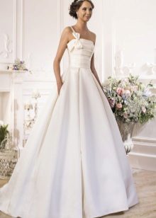 One-strap wedding dress mula sa Naviblue Bridal Idylly collection
