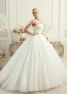 Maganda ang damit ng kasalan mula sa Naviblue Bridal