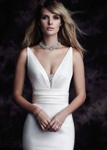 Dress sa kasalan pinalamutian ng mga rhinestones