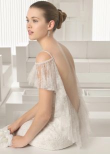 Wedding dress 2015 ni Rosa Clara na may malalim na neckline