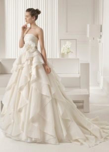Wedding dress 2015 ni Rosa Clara na may ruffles