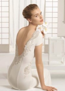 Dress sa kasal na may palamuti sa neckline upang tumugma sa damit