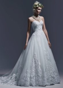 Kasal damit sa estilo ng isang prinsesa na may puntas