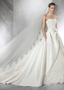 Kasal damit na may puntas sa pamamagitan ng Pronovias
