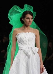 White wedding dress na may green veil