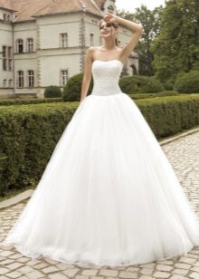 Napakaganda ng multi-layered wedding dress