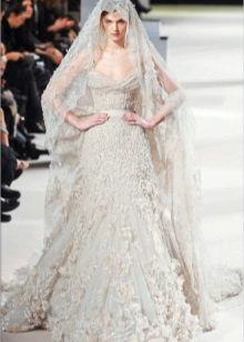Kasal damit ng puntas na may isang belo ni Elie Saab