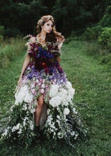 Gown ng gabi ng mga ligaw na bulaklak