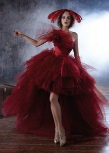 Red short wedding dress na may malambot na palda