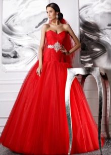 Red wedding dress na may isang silweta na tren