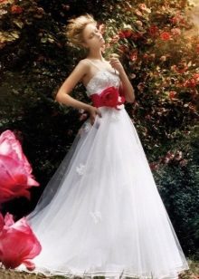 A-line wedding dress na may pulang sinturon