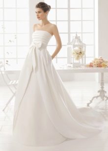 A-line wedding dress na may tren at bow
