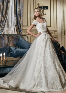 A-line wedding dress na may tren