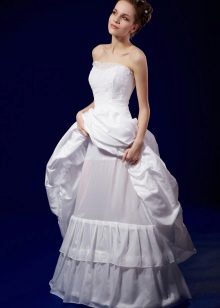 Dress sa kasal na may crinoline sa malambot na mga singsing