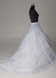 Petticoat na may ruffles na may kasal tren
