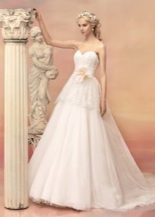 A-line wedding dress na may bulaklak sa belt