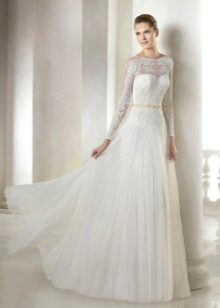 Sarado na Wedding Dress ni San Patrick mula sa Collection Modern Bride