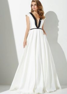Sexy evening dress na may malalim na a-silweta na neckline